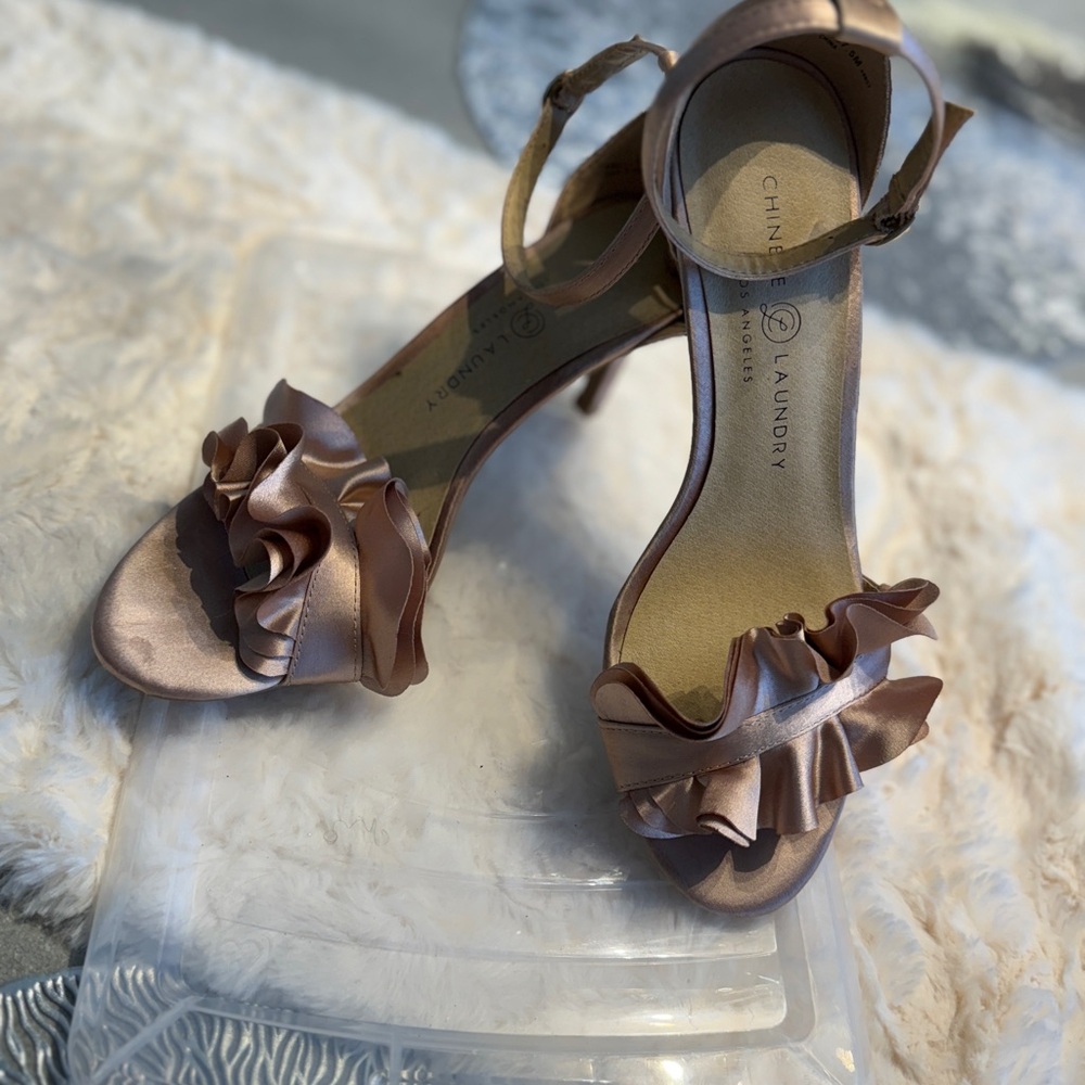 Chinese Laundry Women's Blush Ruffle Heels, size 7.5 - Picture 6 of 16